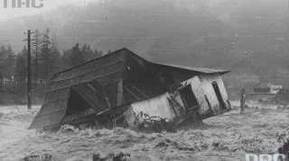 Jeden ze zniszczonych powodzią domów na Kamieńcu pod Gubałówką, 1934
