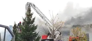 Z ogniem walczy 11 jednostek straży pożarnej