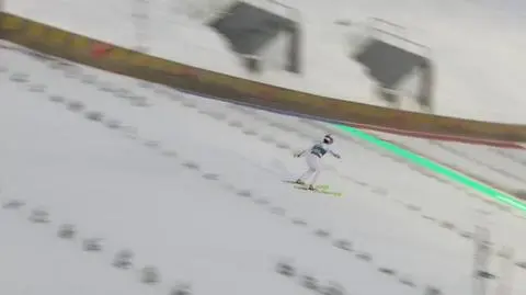 Bardzo szybkie lądowanie w Engelbergu. Najkrótszy skok sobotniego konkursu