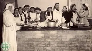 Kurs gotowania dla dziewcząt parafii grodziskiej (1952 r