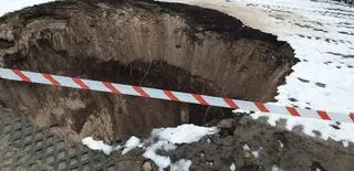 Zapadlisko przy obwodnicy Bolesławia z lutego