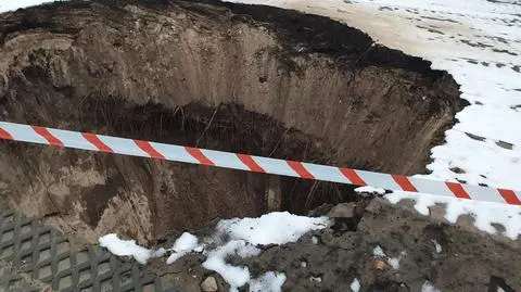 Zapadlisko przy obwodnicy Bolesławia