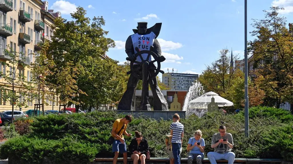 Tajemnicze zniknięcie koszulki z pomnika rozwikłane