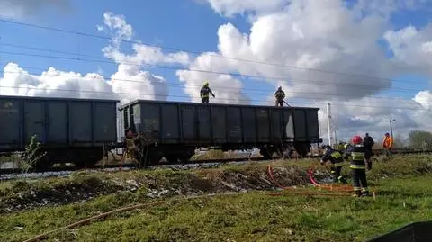 Choć z zewnątrz nie było go widać, ogień  żarzył się w środku wagonów
