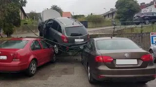 Radziejów. Samochód stoczył się na zaparkowane pojazdy