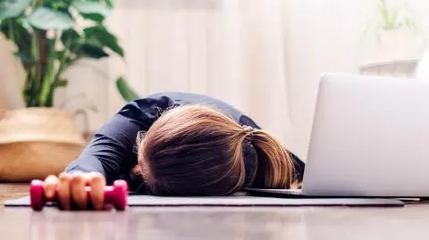 kobieta sen biurko praca zmecznie zmeczona shutterstock_1913844775
