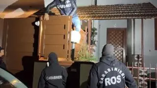 Piosenkarz został zatrzymany w ramach wielkiej akcji karabinierów