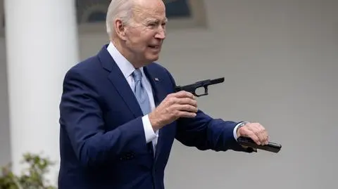 "Wygląda jak broń, strzela jak broń i zabija jak broń". Joe Biden podejmuje walkę z "bronią widmo" 