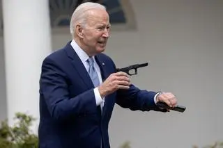 Joe Biden z "bronią widmo" podczas ogłaszania nowych przepisów w Białym Domu, 11 kwietnia