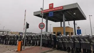 Policjanci na przejściu granicznym w Kuźnicy