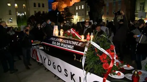 Puste talerze, gwoździe i trumna. "Symbolika jest dosyć przewrotna. Chcemy pokazać, że żyjemy"