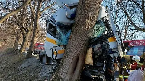 Ciężarówką wjechał w drzewo, został ranny. Zaczęło się od zdmuchniętej przez wiatr przyczepki