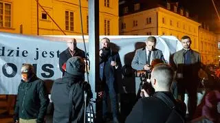 Marian Piłka (pierwszy od lewej), Krzysztof Kawęcki (z mikrofonem) obok Roberta Bąkiewicza (trzeci od lewej)