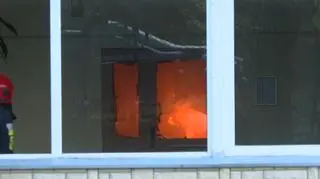 Z ogniem walczy 16 zastępów straży pożarnej