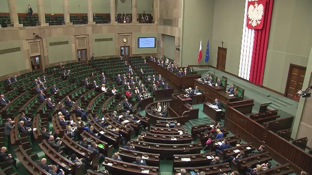 Uprawia Nowogrodzką politykę zagraniczną. Opozycja zarzucała Czaputowiczowi że polityką zagraniczną steruje prezes PiS