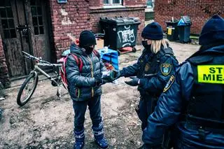 Strażnicy co roku starają się pomagać osobom bezdomnym