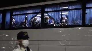 Obywatele Chin, pasażerowie Diamond Princess, w autobusie po opuszczeniu statku