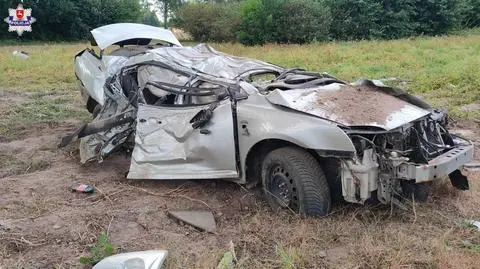 Uderzył w drzewo, dachował na polu. Kierowca zginął na miejscu