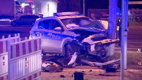 Wieźli na sygnale zatrzymanego. Radiowóz po wypadku uderzył w latarnię