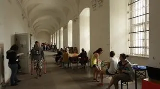 Sześć tysięcy uczestników, przeszło 120 warsztatów, stu artystów i 10 scen. W Lubiążu trwa XX Slot Art Festival.