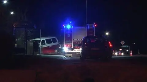 "Kierowca stracił panowanie nad pojazdem, uderzył w ogrodzenie". Rannych pięć osób