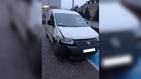 Jeden zasnął w kradzionym samochodzie, drugi przyjechał uszkodzonym autem na komendę. Obaj byli pijani