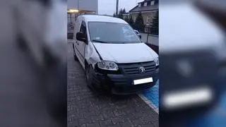 Pijany kierowca zaparkował samochód przed komendą w Bochni (woj. małopolskie)