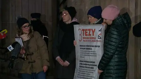 Trzy tezy na drzwiach. Protestowali przeciwko lex Czarnek 