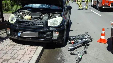 Rowerzystka potrącona osobówką przez 59-latkę zmarła w szpitalu w wyniku odniesionych obrażeń. 