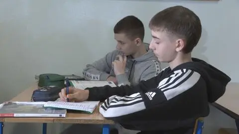Chłopcy wezwali pomoc, policja podkreśla, że uratowali życie nieznajomemu mężczyźnie