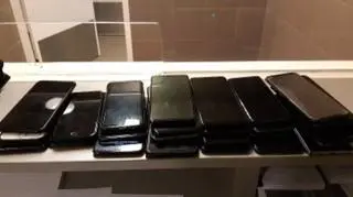 Policja znalazła w nich 30 telefonów