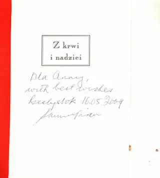 Autograf, jaki Samuel Pisar złożył w 2009 roku na należącym do Anny Kruszewskiej egzemplarzu książki "Z krwi i nadziei"