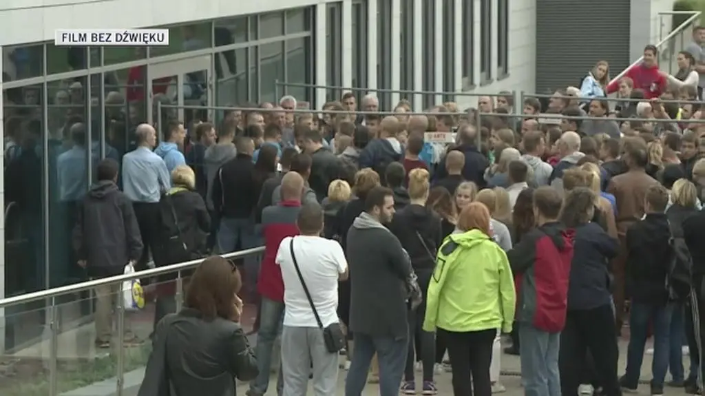 Kolejka przed poznańskim AWF. Maturzyści śpią w namiotach