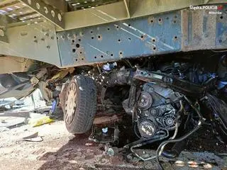 Auto osobowe wbiło się pod ciężarówkę 