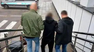 Przebrani za policjantów weszli do domu 32-latki. Wynieśli pieniądze i biżuterię o wartości blisko miliona złotych 