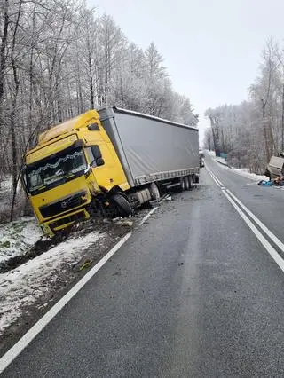 Do groźnego wypadku doszło na trasie z Tarnowa do Kielc