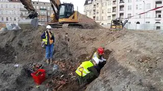 Prace prowadzone przez eksploratorów podczas remontu Rynku Łazarskiego w Poznaniu