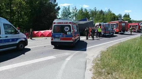 Tragedia na krajowej "dziewiątce". Dwie osoby nie żyją, dwóch rannych żołnierzy