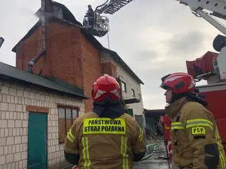 Strażacy zastali płomienie, które wydowbywały się na zewnątrz budynku z poszycia dachowego