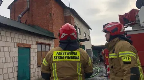 Strażacy zastali płomienie, które wydowbywały się na zewnątrz budynku z poszycia dachowego