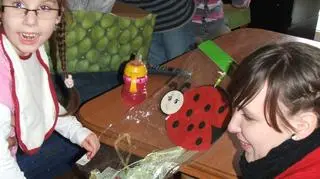 Rozpakowanie prezentów przez rodzinę 