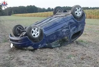 Autem jechało trzech mężczyzn, dwie kobiety i dziecko