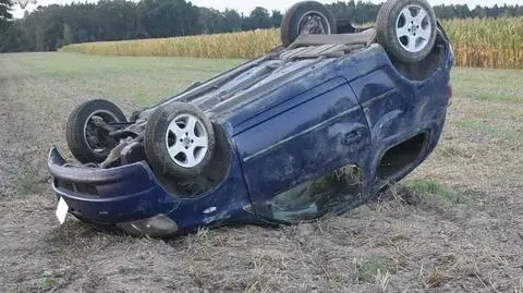 Dachowało auto. W środku sześć osób, w tym roczne dziecko. Jechało bez fotelika