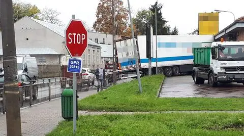 Ciężarówka uderzyła w market