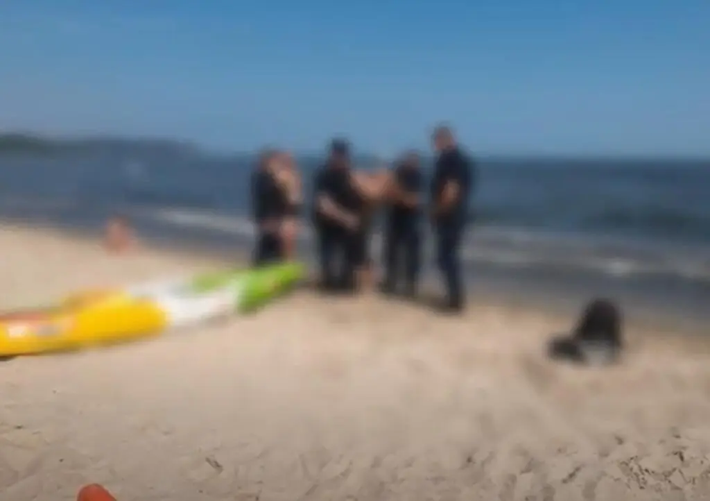 Na plaży pojawili się policjanci, którzy zatrzymali mężczyznę