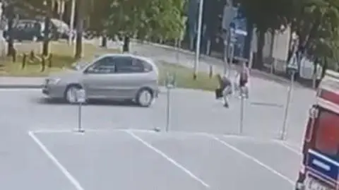 Potrącił pieszego, chwilę z nim dyskutował i odjechał. Poszkodowany próbował go gonić