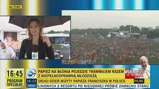 Na Błoniach przed mszą zbierają się tłumy wiernych