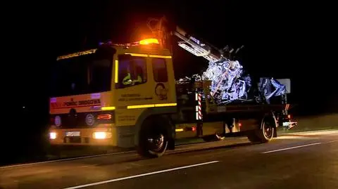 Czołowe zderzenie samochodu osobowego z ciężarówką. Jedna osoba nie żyje