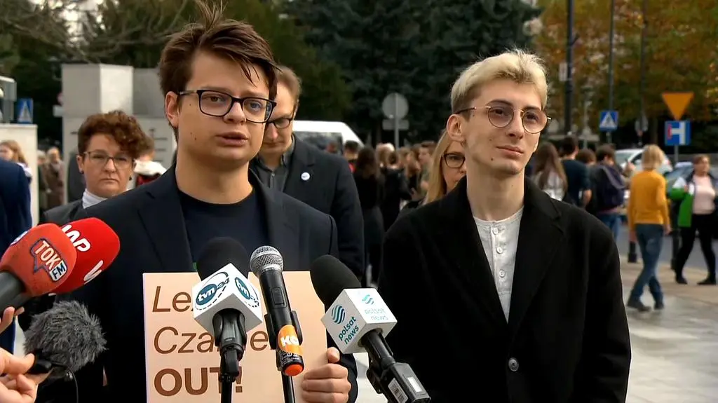 Konferencja prasowa organizacji oświatowych przed Sejmem