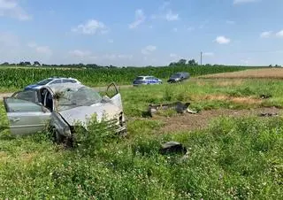 Policjanci odnaleźli mężczyznę niedaleko samochodu, którym jechał 
